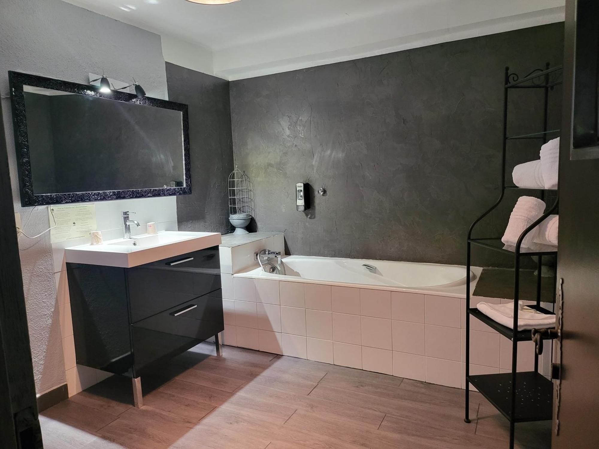 L' Oustaloun Hotel มูสซาน-เลส์-อัลพีล์ส ภายนอก รูปภาพ
